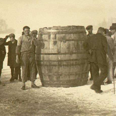 Fassbau auf dem Rhein